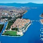 Lucky Star - 2 Bedroom, Sea View, Large Balcony, Free Parking, Bbq Apartment *