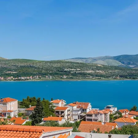 Lucky Star - 2 Bedroom, Sea View, Gated Yard, Free Parking, Bbq Apartment Trogir