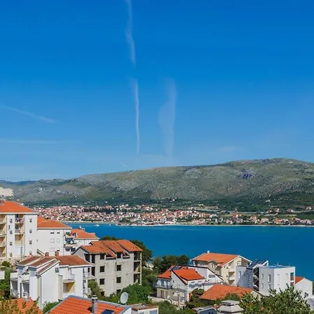 Lucky Star - 2 Bedroom, Sea View, Gated Yard, Free Parking, Bbq Apartment Trogir