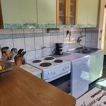 Lucky Star - 2 Bedroom, Sea View, Large Balcony, Free Parking, Bbq