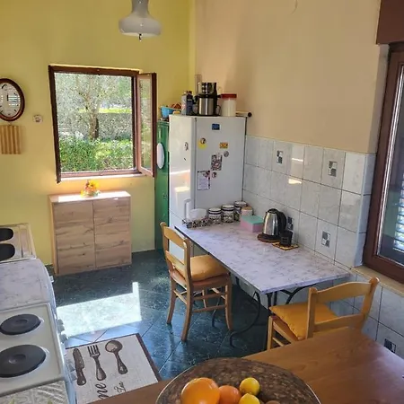 Lucky Star - 2 Bedroom, Sea View, Gated Yard, Free Parking, Bbq * Trogir
