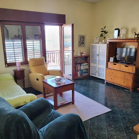 Apartment Lucky Star - 2 Bedroom, Sea View, Gated Yard, Free Parking, Bbq Trogir