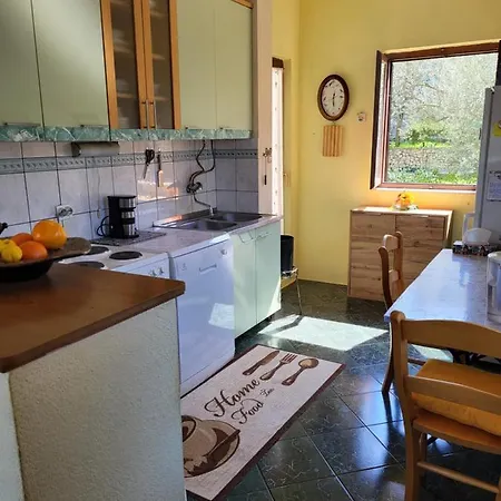 Lucky Star - 2 Bedroom, Sea View, Gated Yard, Free Parking, Bbq * Trogir