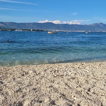 Lucky Star - 2 Bedroom, Sea View, Gated Yard, Free Parking, Bbq Apartment Trogir
