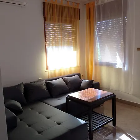 Lucky Star - 2 Bedroom, Sea View, Gated Yard, Free Parking, Bbq Trogir