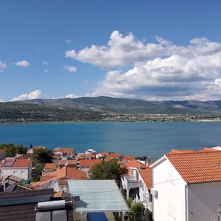 Lucky Star - 2 Bedroom, Sea View, Gated Yard, Free Parking, Bbq Trogir