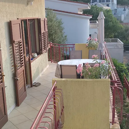 Lucky Star - 2 Bedroom, Sea View, Large Balcony, Free Parking, Bbq Trogir